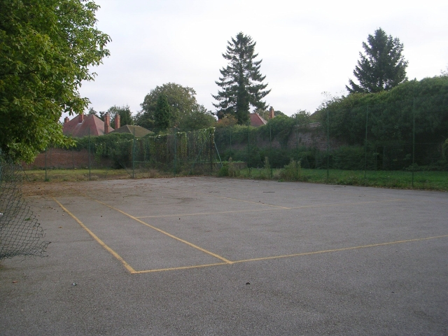 Avoiding playing badminton on the hardcourt