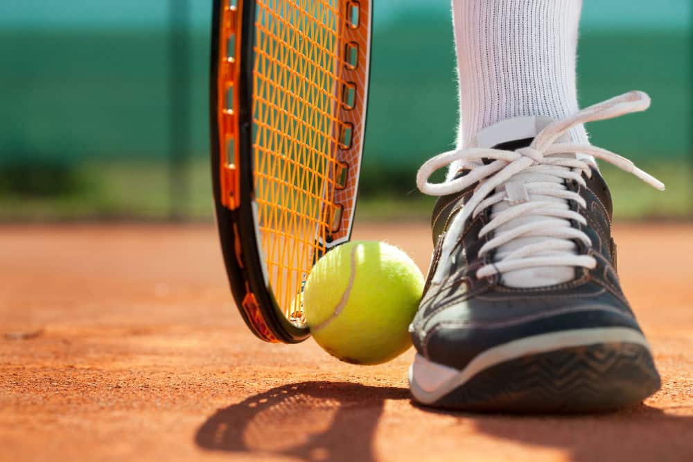 For Professionals, Tennis Shoes Can Not Replace Badminton Shoes.